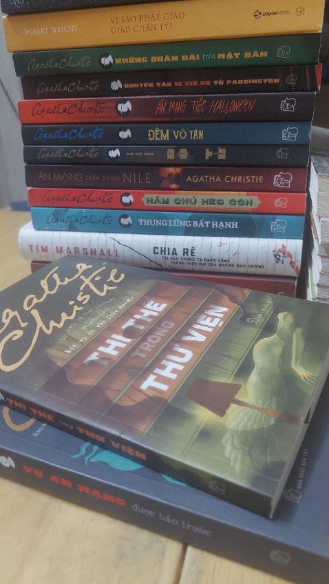 Một điều gần như là luôn luôn đúng trong các tác phẩm của Agatha Christie đó là khi có quá nhiều truyện được sắp đặt, nhiều lời lẽ được nói ra thì sẽ đến lúc mọi giả dối đều sẽ bị phơi bày. Câu truyện này cũng vậy, chỉ cần bám sát động cơ, kết nối những điều tưởng chửng nhỏ nhặt nhất bà Marple một lần nữa chứng  minh chân lý hiển nhiên đó.