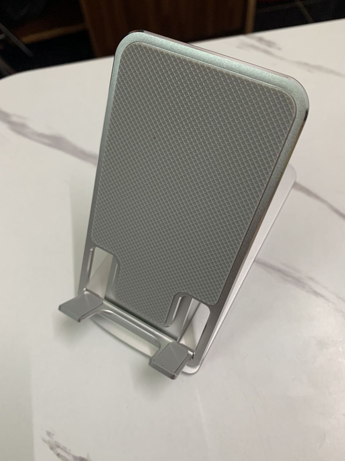 Thiết kế rất thông minh, siêu gọn nhẹ nhưng cũng khá chắc, cân được cả ipad pro 12.9 inch của mình. Rất đáng mua!