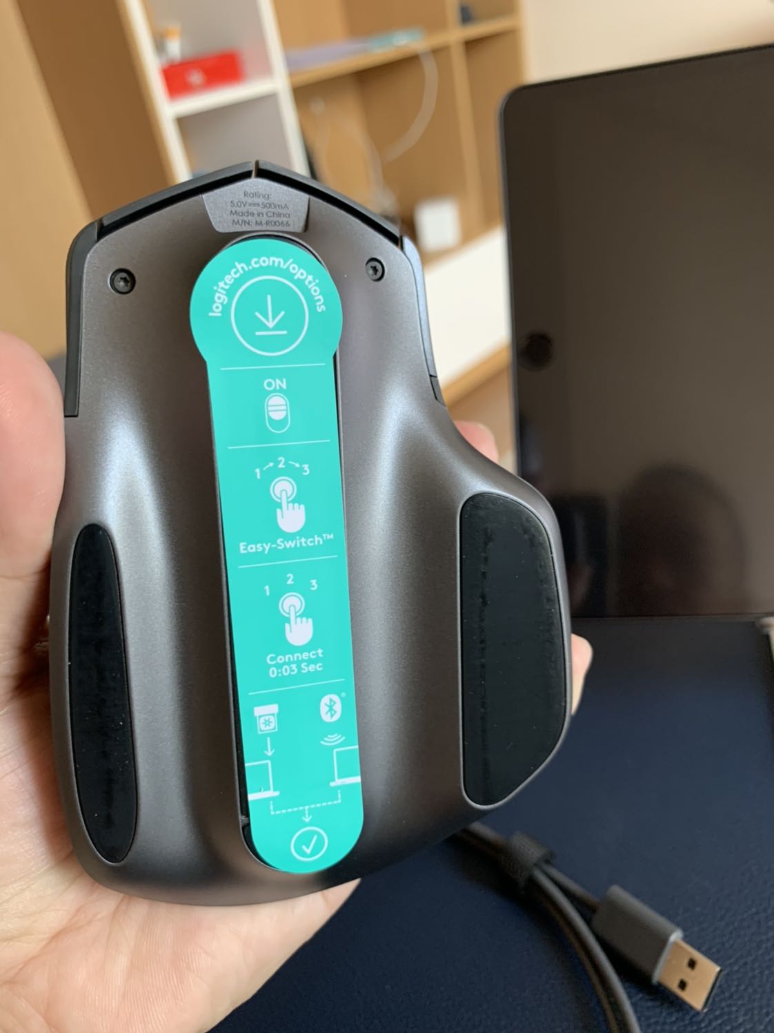 Đóng gói cẩn thận, giao hàng nhanh cấp kỳ, chất lượng chuẩn hàng chính hãng, giá tốt. Dùng thử sau 3 ngày thì thấy kết nối tốt, dùng rất tiện khi mình xài cùng lúc với Macbook Air, Ipad và Iphone, chỉ cần thao tác đơn giản với nút chuyển. Điểm trừ là hơi to và nút cuộn chưa thực sự đã lắm.