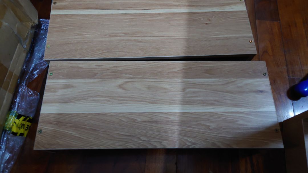 Kệ thì okie, không quá lỏng lẻo, so với giá tiền thì ổn lắm rồi, mỗi tội bị bong 2 chỗ nhưng mình vẫn chấp nhận được. Tiki Fast mới giao lâu dã man thật, chờ mòn mỏi hơn 1 tuần liền. Vì muốn tăng chiều cao mà không muốn thêm ngăn nên mình mua 2 giá chồng lên nhau luôn. Kệ thì okie, không quá lỏng lẻo, so với giá tiền thì ổn lắm rồi, mỗi tội bị bong 2 chỗ nhưng mình vẫn chấp nhận được. Tiki Fast mới giao lâu dã man thật, chờ mòn mỏi hơn 1 tuần liền. Vì muốn tăng chiều cao mà không muốn thêm ngăn nên mình mua 2 giá chồng lên nhau luôn.