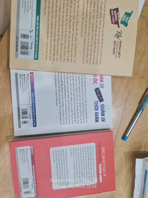 Tôi mua 3 quyển sách, cả 3 quyển sách đều được ghi rõ quyền lợi tặng sổ tay ghi chép và mã quà tặng app biboo. Kết quả tôi nhận được khác với quảng cáo:
1. Tôi chỉ nhận được 1 sổ tay ghi chép
2. Cả 3 mã quà tặng đều không dùng được (như hình bên dưới)