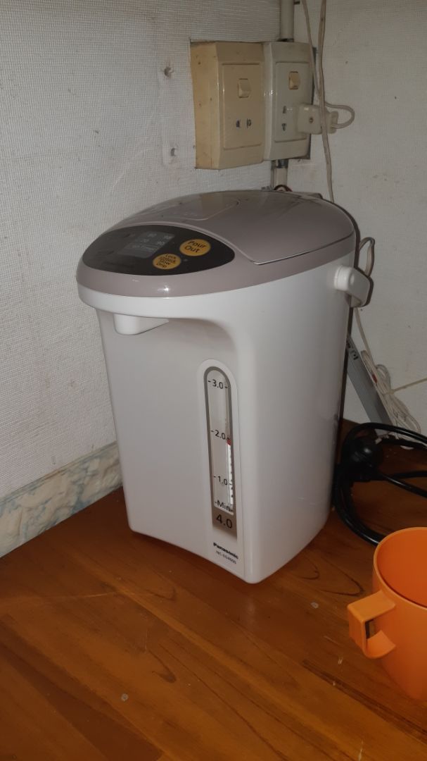 Bình chắc chắn. Khá lớn. Điểm cộng là Có nút để bơm tự động. Vì bình lớn 4 lít nên nấu nước cũng lâu hơn, trước đây mình dùng bình 2,2 lít.