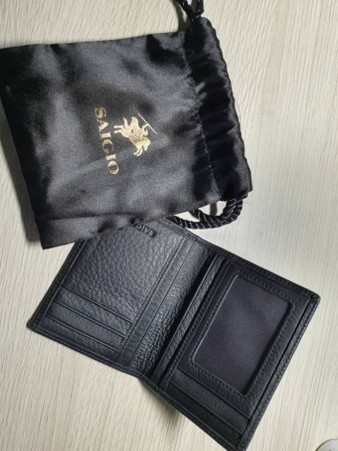 ví da mềm mại , bỏ vào trong túi giả lụa khi giao hàng nên trông cũng lịch sự.
Nhưng ví size nhỏ nên thích hợp lưu thẻ và ít tiền mặt