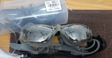 Kính đeo êm, dễ chịu, nhìn rõ. Dùng lâu vẫn bị đọng sương và không có nhiều màu để chọn lựa