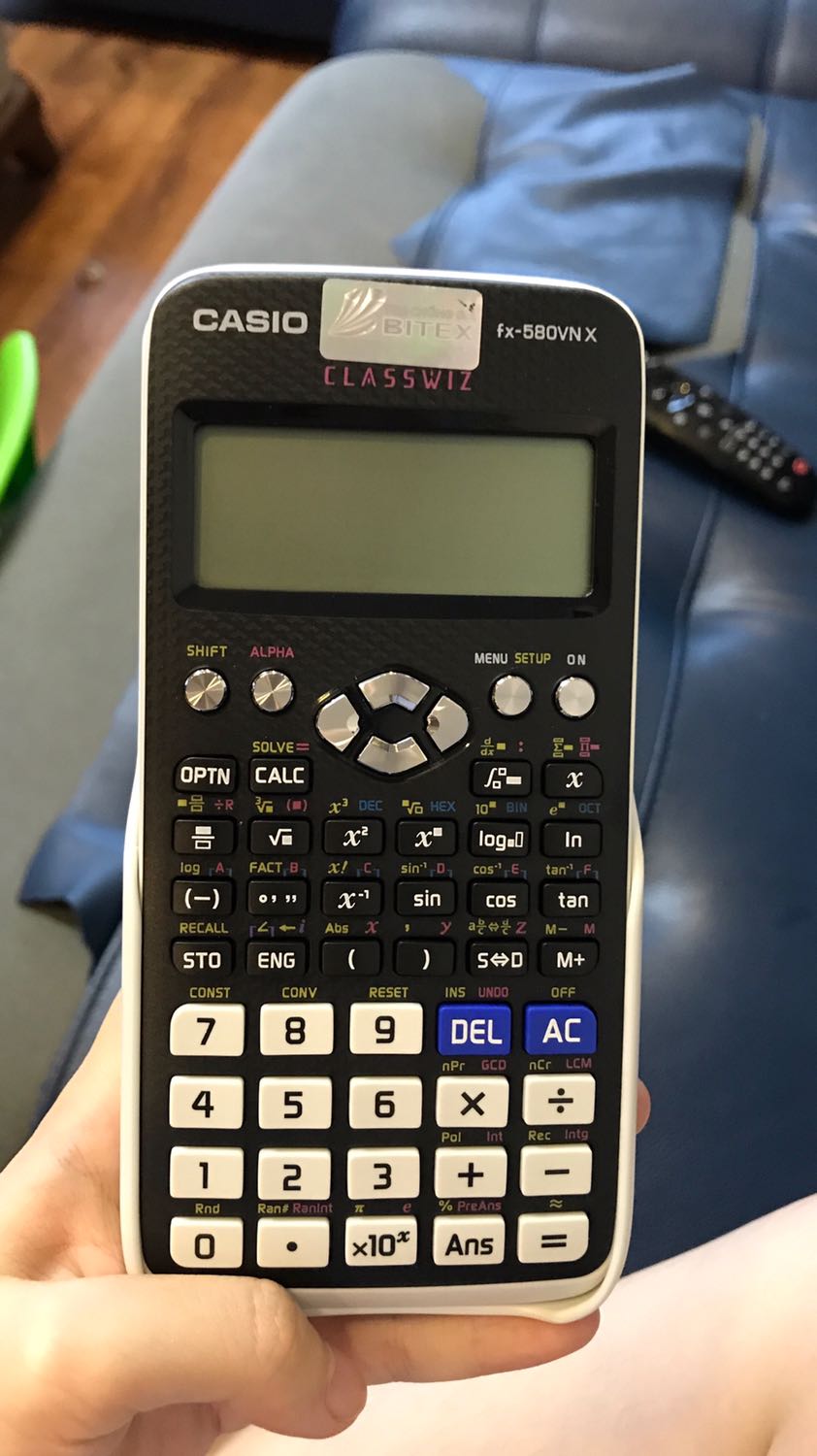 Mình dùng máy này được 3 năm rồi, rất ưng ý. Dùng 3 năm mà vẫn rất mượt, chỉ mới thay pin có 1 lần và mờ phím “=“ do bấm nhiều quá:)) còn lại vẫn mới tinh. Mỗi tội nắp màu trắng nên dễ bẩn. Nay mua cho em trai. Soi tem chống giả đúng là hàng thật, mua trên này rẻ hơn 3 năm trước mình mua. Trước mua hơn 600 nay mua còn 523k. Giao hàng nhanh nữa, đang mùa dịch mà từ tp HCM ra HN mất chưa đến 3 ngày. Nói chung là hài lòng🥰