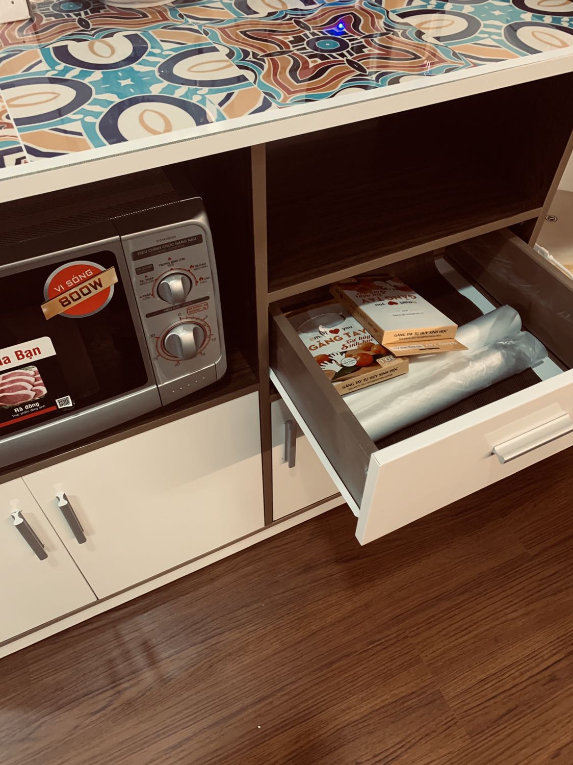 Tủ nhựa, cánh cửa hơi yếu nhưng nhìn thì đẹp. Không biết xài bền không nữa