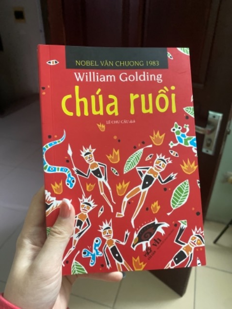 Đọc phần preview đã chuẩn bị tinh thần rồi nhưng không thể đoán ra sự thay đổi kinh hoàng giữa đám trẻ con mà tới 1/3 đoạn mở đầu vẫn vô cùng ngây thơ. Vừa đọc vừa đoán già đoán non xem cái “đau đớn và hãi hùng” ở đây là gì.
Hay và sâu sắc, nhiều hình ảnh ẩn dụ