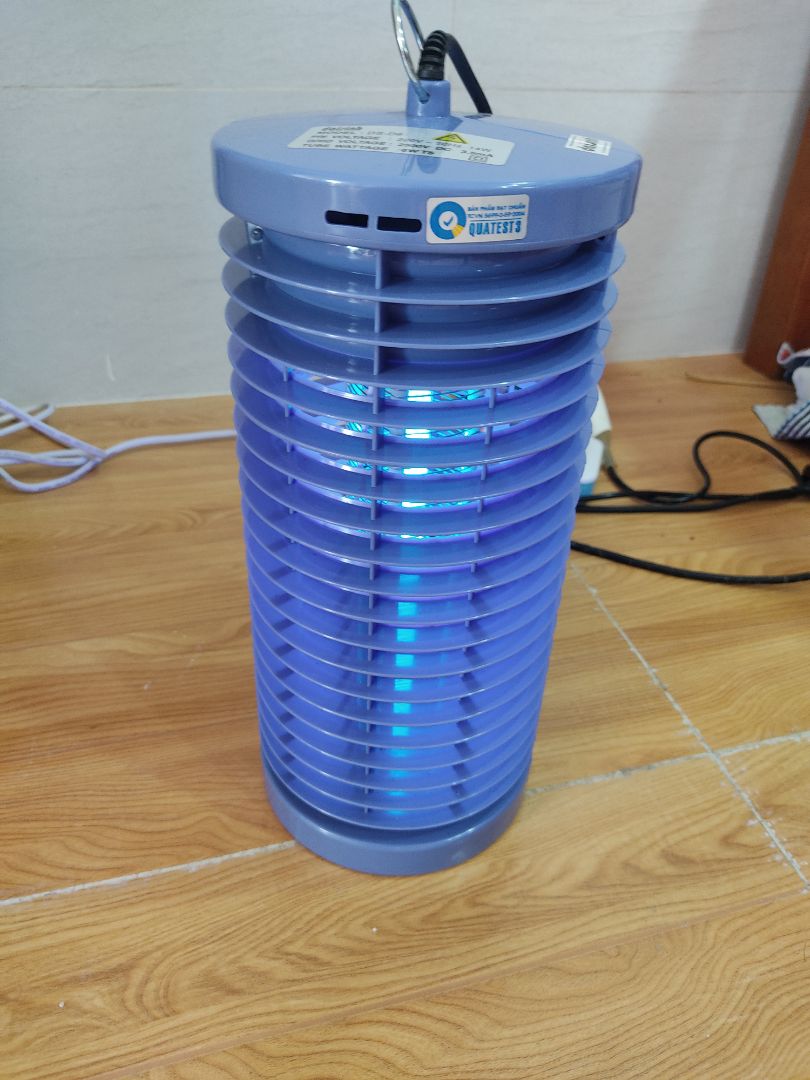 đã mua 4 đèn diệt muỗi từ daisinh để sử dụng và để tặng. chưa hề thất vọng. đèn nổ tanh tách, diệt muỗi hiệu quả, bền vì va đập vẫn ko bị hỏng. có một đèn mình đã xài gần như đêm nào cũng bật trong vòng 3 năm nay vẫn không hư hỏng