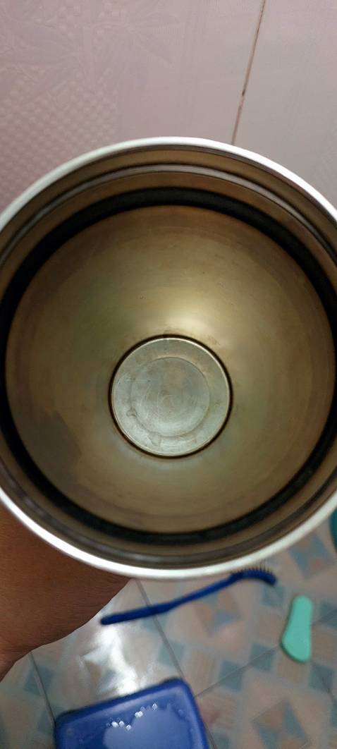 Lòng bình giữ nhiệt sử dụng bị ra teng đốm ố mặc dù đã rửa rất kỹ nhưng ko ra, đợt trước mình cũng có mua 1 ly giữ nhiệt của hãng này nhưng ko có bị hiện tượng inox bị ra teng như vậy mặc dù là đã dùng dc 3 năm rồi