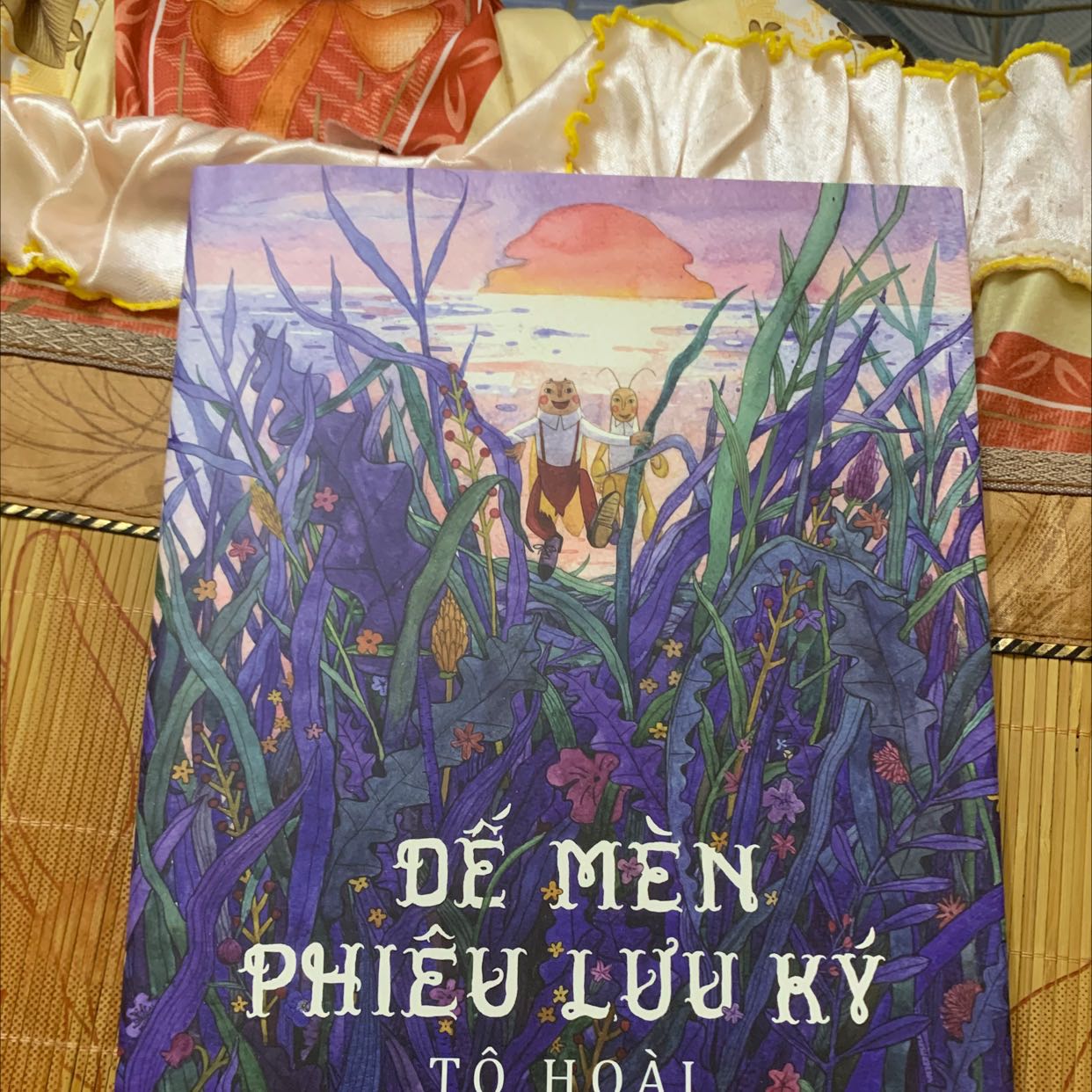 Một quyển sách tím lịm đúng màu mình ưa thích, hình vẽ minh hoạ cũng tông màu tím rất đẹp. Nhà sách ở xa nên giao hơi lâu nhưng không hề gì. Gói hàng cẩn thận, sách bọc màng co nguyên seal. Rất ưng ý.