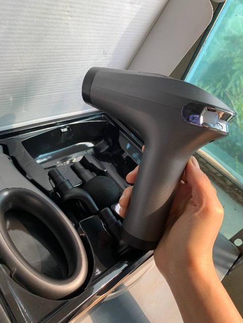 Đúng y như trên ảnh luôn. Lúc mình chọn mua có xem ảnh trên review thấy sản phẩm tương tự nhưng hộp thì mới và đẹp hơn nhiều. Máy dùng thì siêu đã có mấy cái đầu nhọn nhọn đấm nhột ghe, ncl ok