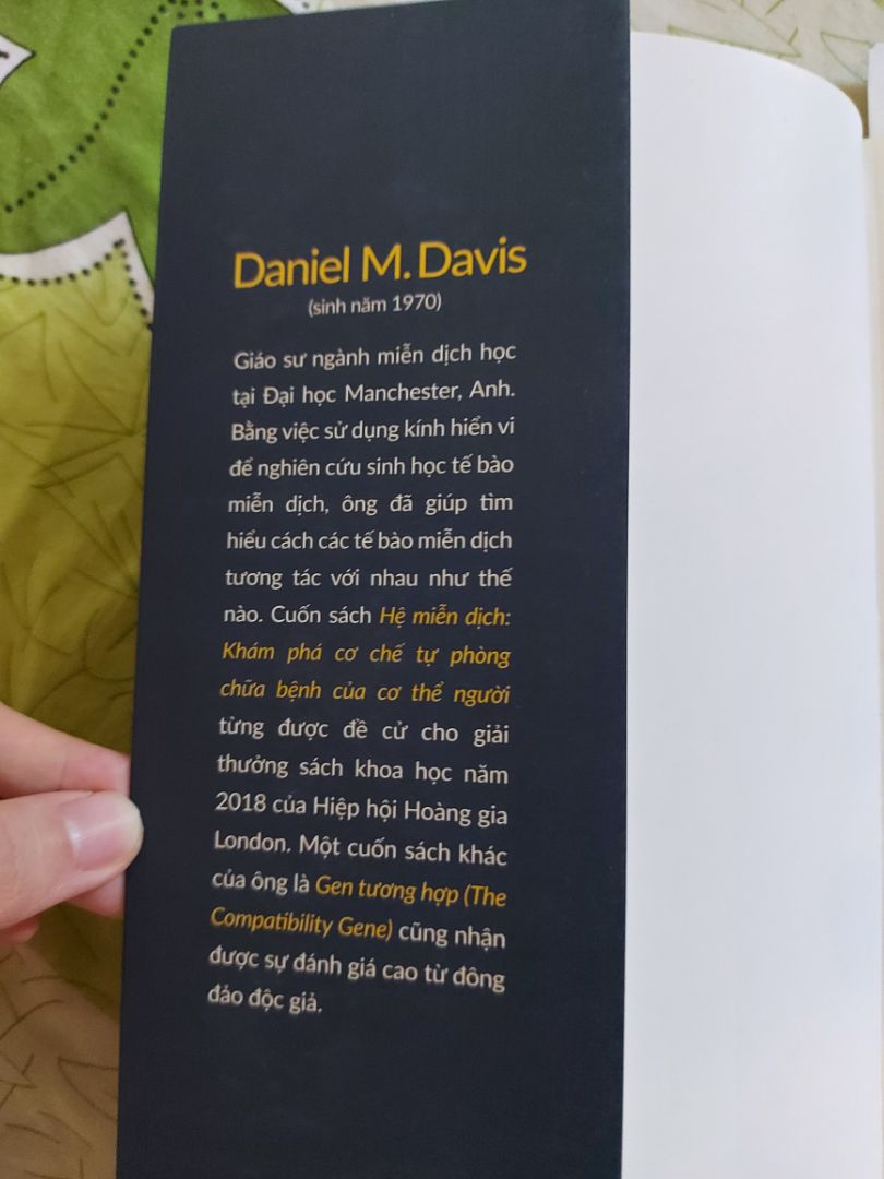 Sách hay, nội dung bổ ích nhưng cũng như nhiều bạn đã nhận xét sách viết có nhiều phần về quá trình diễn biến của nhiều nhà khoa học trong khi nghiên cứu về hệ miễn dịch nên sẽ hơi dài dòng., bạn sẽ phải cần đọc sàn lọc những thông tin hữu ích. Tuy nhiên đây là một cuốn sách  chi tiết về hệ miễn dịch, nếu đang có ý định tìm hiểu thì nên mua nha, rất đáng tiền.