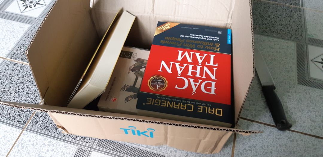 - Bữa mua bản tiếng Anh mà ko đc, giờ mua bản Việt về :))
- Mình khá bất ngờ với tốc độ giao hàng của tiki. Hệ thông ghi 3, 4 ngày mới tới. Vậy mà chỉ trong 1,5 ngày mình đã nhận đc hàng. ❤
- Sách bọc kĩ càng, không cong góc, mùi sách mới thơm phức ❤
5 ⭐ ⭐ ⭐ ⭐ ⭐ cho tiki