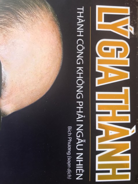 Sách đọc hay.Chữ sách không có dấu hiệu bong tróc.Nhưng...chữ bìa bị mất màu như kiểu là tróc màu,tróc sơn.Nói chung tốt gỗ hơn tốt nước sơn.Nếu ai tập trung nội dung sách mà không cần bìa phải xuất sắc thì sách vẫn là một lựa chọn hợp lý.