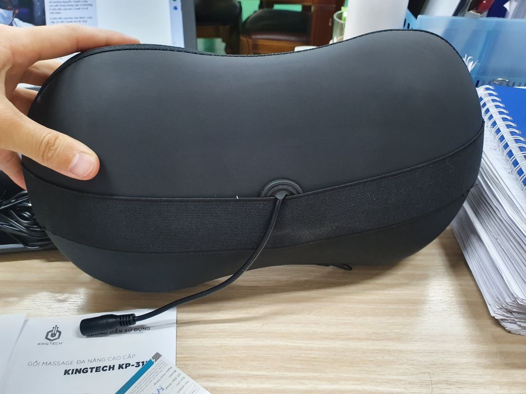 Shop đóng gói cẩn thận, lịch sự. 
Máy giống mô tả, da simili may sắc nét chắc chắn. Hơn hẳn đồ giá rẻ 2-300k. 
máy có 4 bi, bấm nút là xoay. nhiệt độ thì âm ấm cũng thoải mái không sợ nóng lắm.
Có bi to bi nhỏ nên lúc xoay cảm giác có ai dùng ngón tay cái ấn vào lưng, thích lắm. 
Bố mẹ mình bị thoái hoá đốt sống cổ và lưng, sử dụng xong khen nhẹ người. 
Tuy nhiên máy chỉ giúp thư giãn chứ không chữa được bệnh đâu các bạn nhé.
Về độ bền thì chắc phải chờ thời gian sử dụng mới biết được.