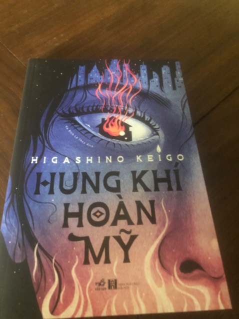 Sách rất mới và đẹp nha, ko bị df gì cả. Về nội dung thì mình đánh giá cuốn này đọc ok nha, tình tiết hồi hộp hấp dẫn, twist khá bất ngờ. Không quá đi sâu vào trinh thám phá án mà phần nhiều về hành động nên bạn hãy cân nhắc theo gu của mình nhé. Bản thân mình đọc thấy rất cuốn và khá là đáng đọc trong số các tp của Keigo.