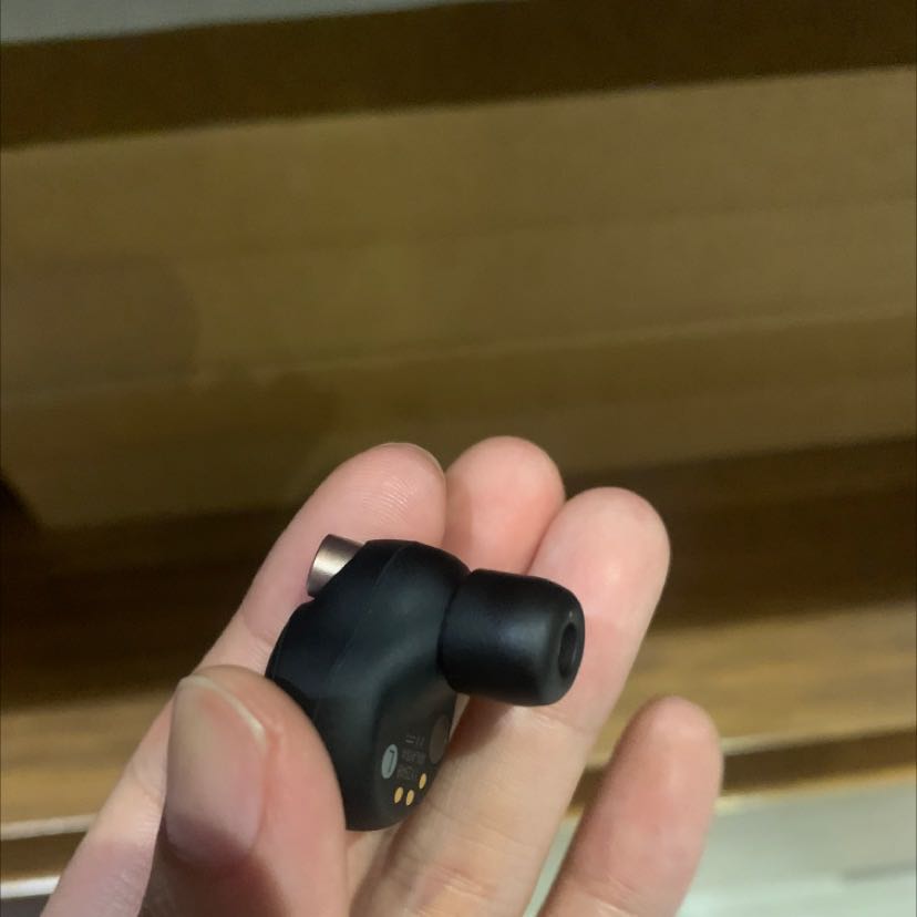 Tai nghe sony thì khỏi bàn về chất lượng rồi hen. Mình thấy review nút to bị rớt (default là size M), mình đổi qua size S, rất vừa tai mình. Sản phẩm kết nối nhanh, bỏ qua bước bấm như tai có dây cũ của mình. Mình rất thích.