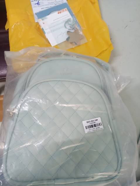 Đặt màu xanh đen mà giao màu xanh nhạt vậy nè. Nếu không có màu thì nhắn tin gọi điện giùm chứ. Chất lượng balo tốt nhưng ko đúng màu nên không hài lòng