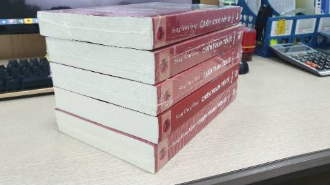 Shop đóng gói cẩn thận, giao hàng ok. Chất lượng tạm ổn, gáy sách dán keo phù hợp với giá tiền. Vừa nhận sách mà shop đã giảm giá thêm rồi :))))))))