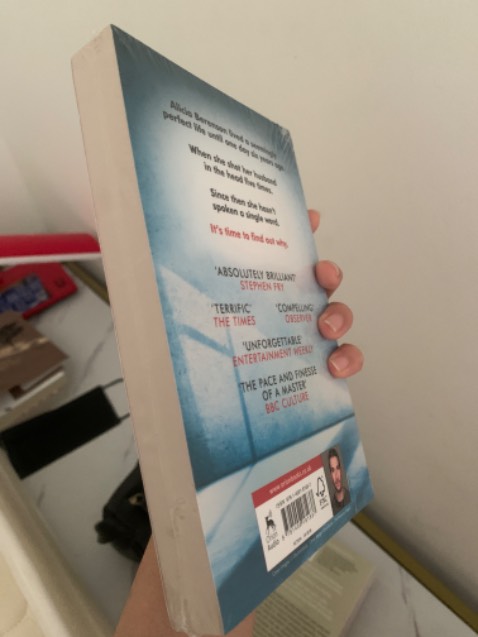 Sách nhỏ hơn mình tưởng tượng. Nội dung đọc xong sẽ review. Vocab có vẻ không quá khó đâu nhé. Fahasa đóng gói hàng đẹp khá chất lượng có bọc bên ngoài sách. Sẽ tiếp tục ủng hộ mong Fahasa ra thêm nhiều đầu sách ngoại văn