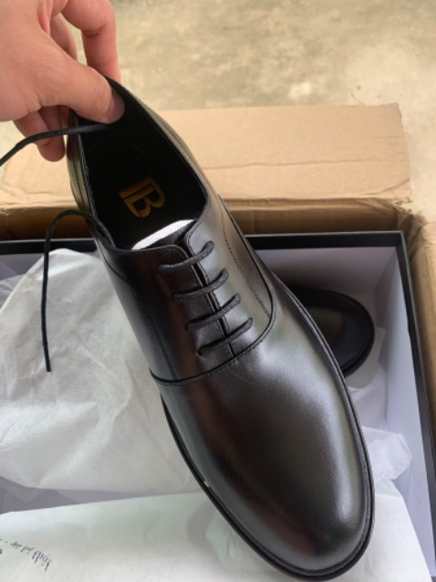 Tôi sẽ ủng hộ shop này nhiều nữa vì chất lượng thì khỏi bàn, đặc biệt là thái độ và cách thức phục vụ của shop cực kì chuyên nghiệp. Mình mua đôi giày size 42 khá to so với chân của mình nên đã đề nghị shop đổi xuống size 41. Ngay 1-2 ngày sau đã thấy đổi được đôi mới. Đã thế shop còn hỗ trợ phí ship 1 chiều cho mình. Thực sự thích shop này!