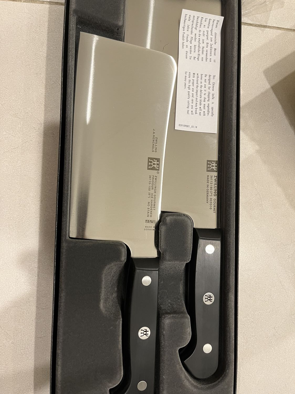 Dao xịn, đóng gói có seal, tem chống hàng giả đầy đủ
Cầm nặng, chắc tay
Dao bự thái rau còn dao nhỏ chặt xương