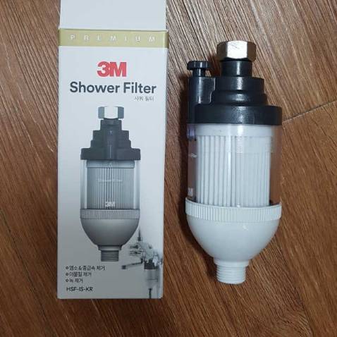 Nhỏ gọn nhưng rất tiện lợi, da dẻ ngày một sáng mịn ra, nguồn nước máy bình thường có nhiều kim loại và cặn bẩn, nên dùng cái này rất yên tâm tắm rửa.