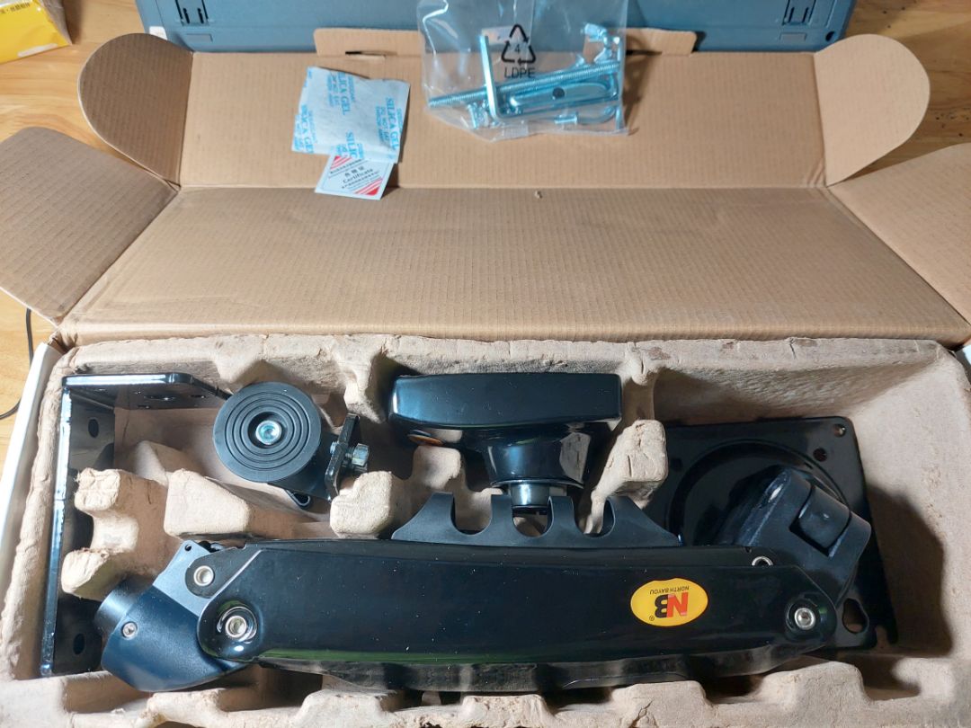 Giá rẻ so với các loại hàng tương tự. Sản phẩm chắc chắn. Tuy nhiên chỉ có thể nâng lên hạ xuống được duy nhất 2 vị trí, cao và thấp.