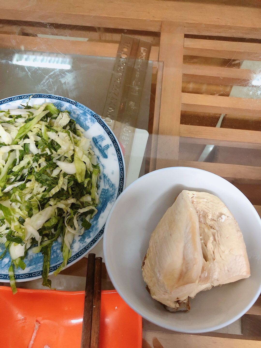 Cực kỳ thích bàn cào. Bé mèo nhà mình bắt đầu quen với bàn cào này và không đi cào linh tinh đồ đạc trong nhà nữa. Chất liệu khá cứng nên có thể sử dụng lâu dù mèo nhà mình thường xuyên cào.