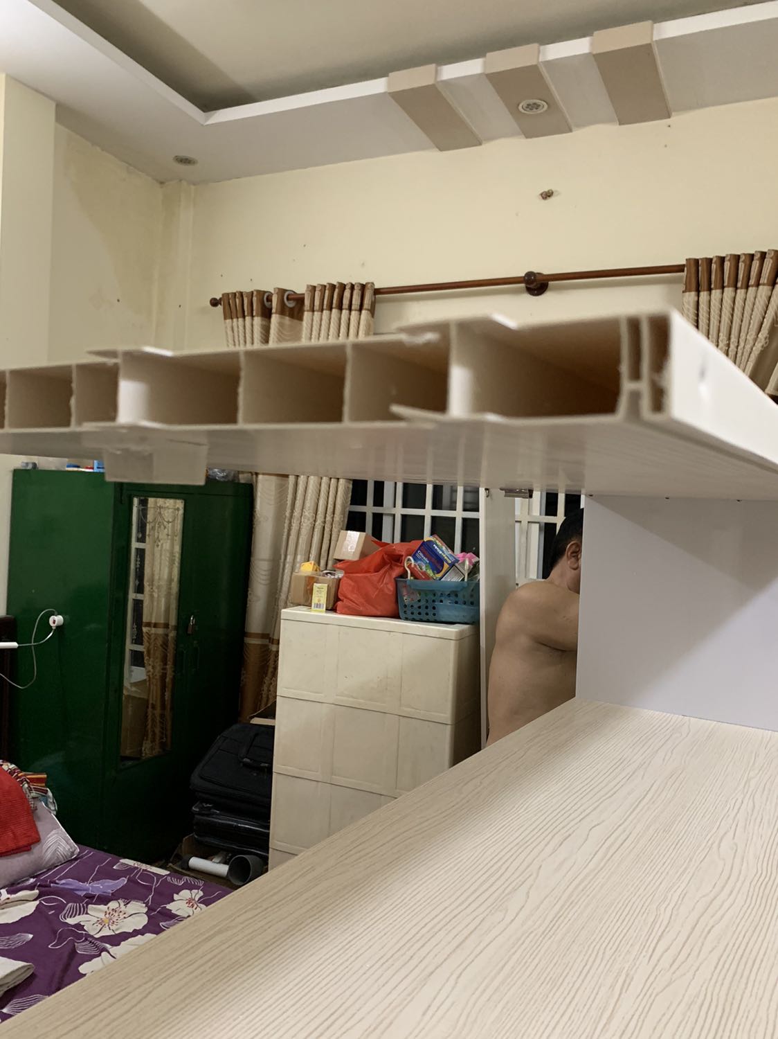 Tủ dạng ghép, nhựa tạm, ruột rỗng như hình, các mấu ghép khá mỏng manh nên mn ko nên để đồ nặng, bỏ đồ sương sương thì ok, được cái hình thức tổng quan đẹp, màu đẹp như hình. 
5 sao cho dịch vụ lắp rác, chú thợ nhiệt tình dễ thương. Tổng quan khá hài lòng.