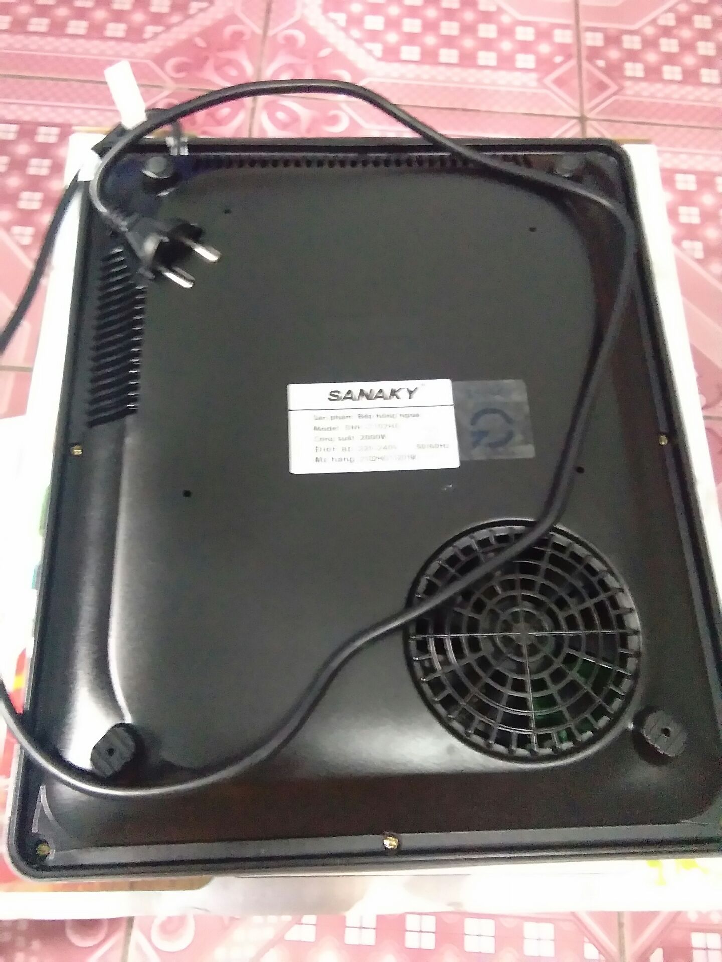 Đặt TIKINOW tốn chút phí nhưng nhanh chóng,chỉ vài tiếng sau khi đặt đã có rồi. Sản phẩm y hình,đóng gói cẩn thận,hộp đựng nguyên vẹn ko móp méo,bên trong có xốp chêm hàng,phiếu bảo hành và sách hướng dẫn,có kèm nồi lẩu và vỉ nướng bên trong luôn nha các bạn. Chưa sử dụng nên chưa biết chất lượng. Nhưng vẫn tặng 5* về hình thức và thái độ phục vụ! Cảm ơn tiki!