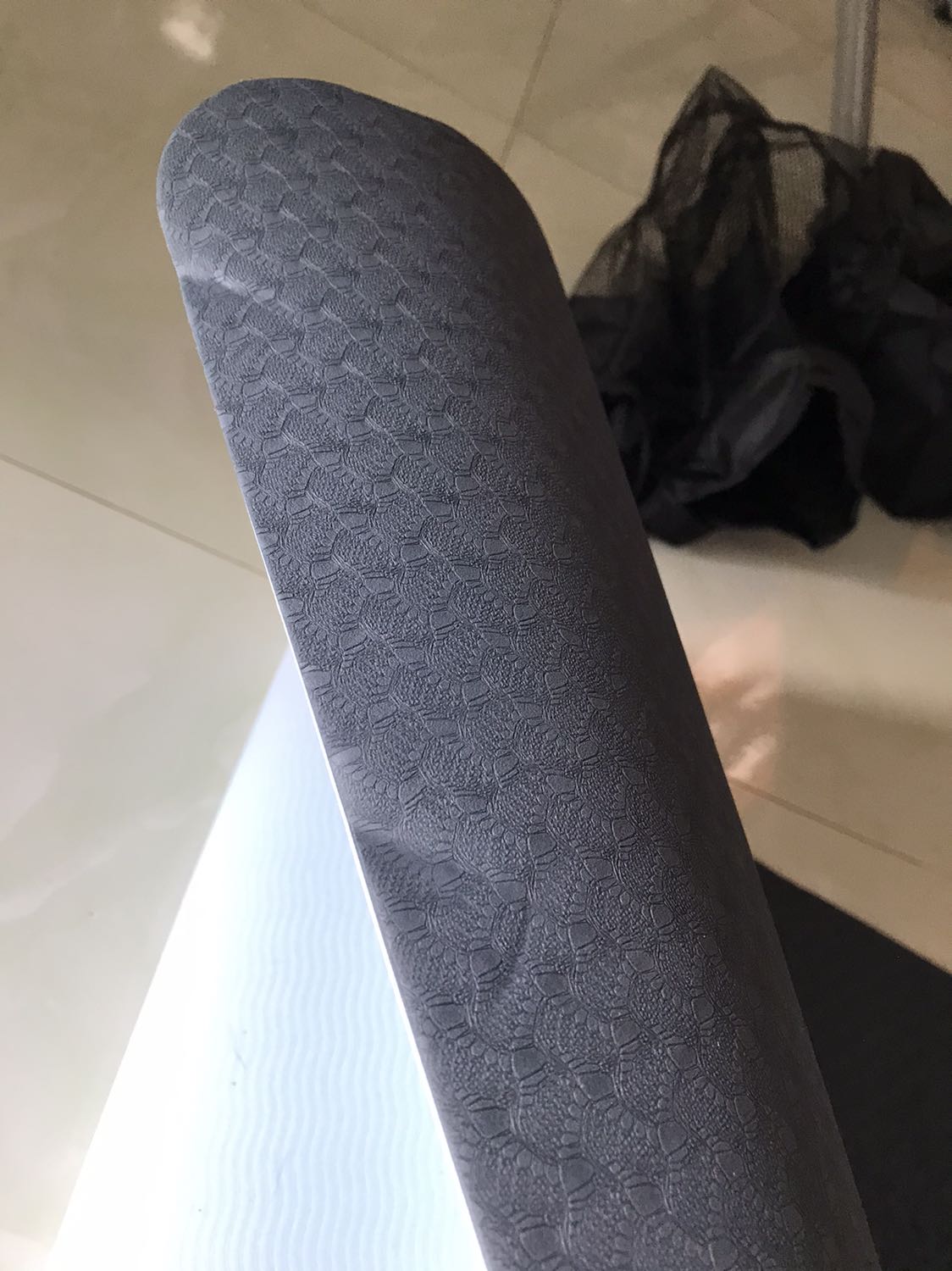 Thảm móp vài chỗ. Góc thảm bong keo. Dịch này điều kiện đi lại khó khăn. Mong shop lựa chọn sản phẩm tốt để khâu giao nhận đỡ vất vả. 
Mình mua hàng tiki nhiều lần nhưng lần này quá thất vọng