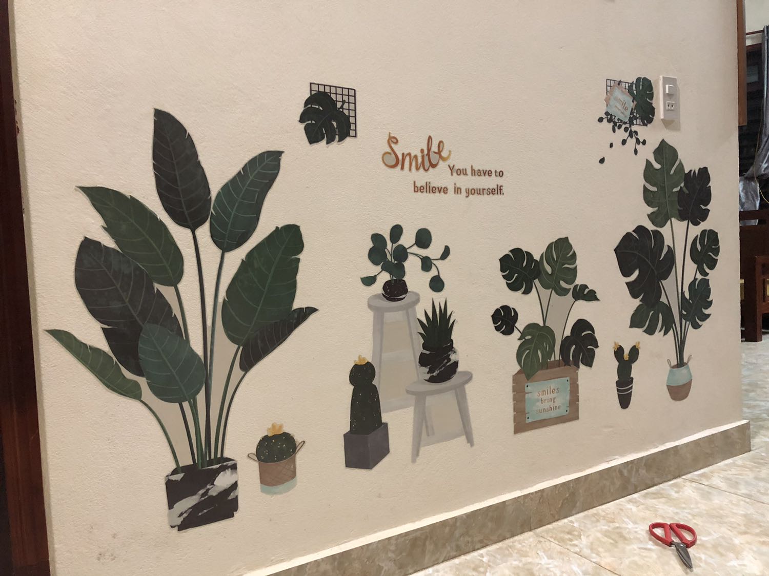 Tường nhà màu vàng nên nền hơi tối ảnh không nổi!