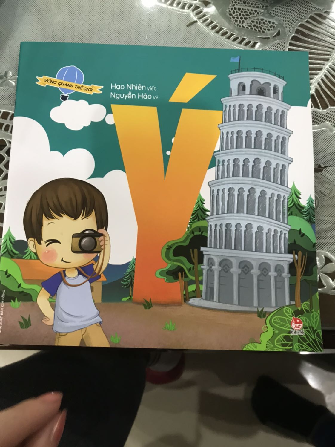 Sách in màu đẹp. Mua sales có 8k nên rất hài lòng. Nội dung cũng rất nhiều kiến thức cơ bản, dễ đọc dễ nhớ cho các bạn nhỏ