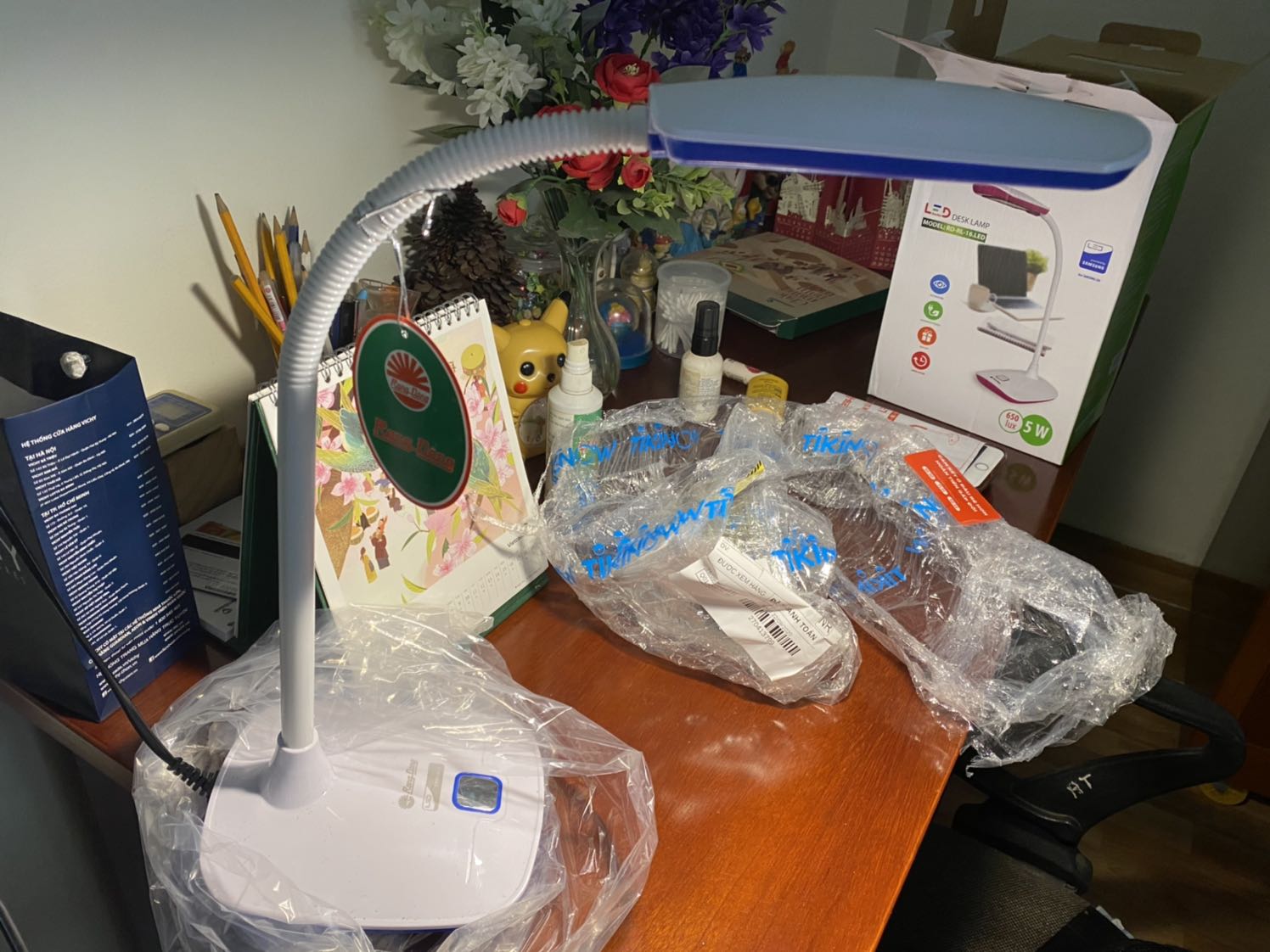 Đặt màu hồng- ánh sáng trắng, lại giao đèn màu xanh- ánh sáng vàng. Trong khi hộp thì dán tem đúng với đơn đặt hàng, mở ra thấy khác màu thật sự rất khó chịu!!!!