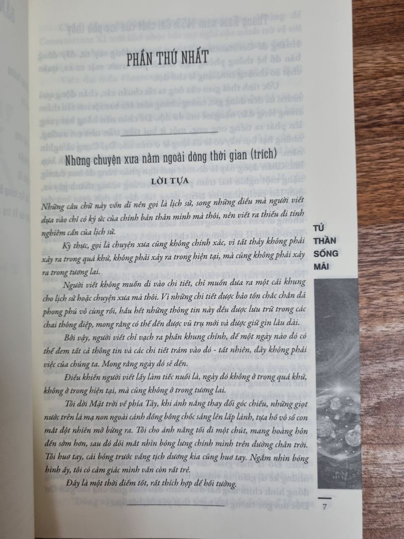Cuối cùng cũng cầm trên tay tập cuối tam thể. Có thể coi đây là tiểu thuyết khoa học viễn tưởng khá xuất sắc. Từ phần 1 đã sức cuốn hút nhất định, có cả khoa học tự nhiên và khoa học xã hội. Kết thúc khiến ta phải suy nghĩ về nhiều thứ, về những thứ ngoài không gian rộng lớn. Đấy coi như là một thành công của tác phẩm.