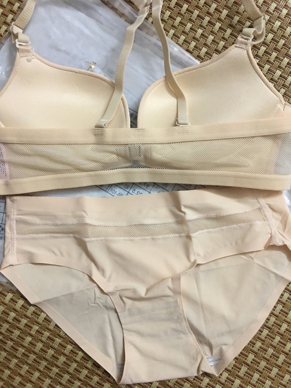 rất đang tiền nè, áo cài khuy trước rất tiện lợi nhé , rất dễ mặc