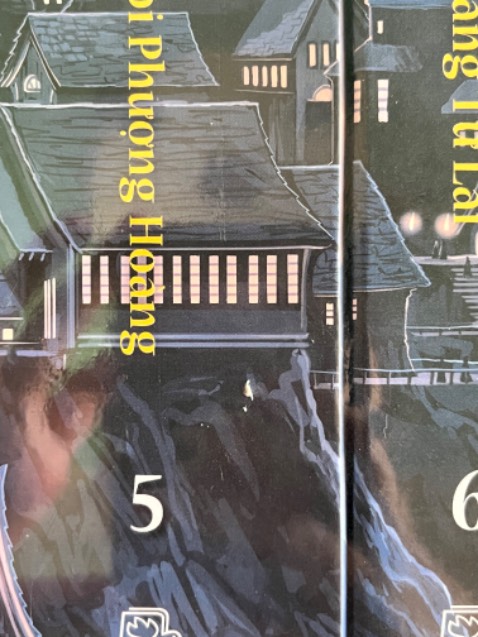 Không được mướt đâu ạ, vài tập bị trầy và bong gáy luôn.
Bìa quyển 2 mặt trước trầy xướt rất nhiều như thể bị chà xuống đất
Vừa đọc vừa trưng bày nên mình đau lòng lắm, đổi trả thì tiki bảo đợi 7 ngày mới xử lí xong. Nên thôi đành chịu
Nội dung sách thì cuốn khỏi bàn dù mình đọc và xem nhiều lần rồi ạ