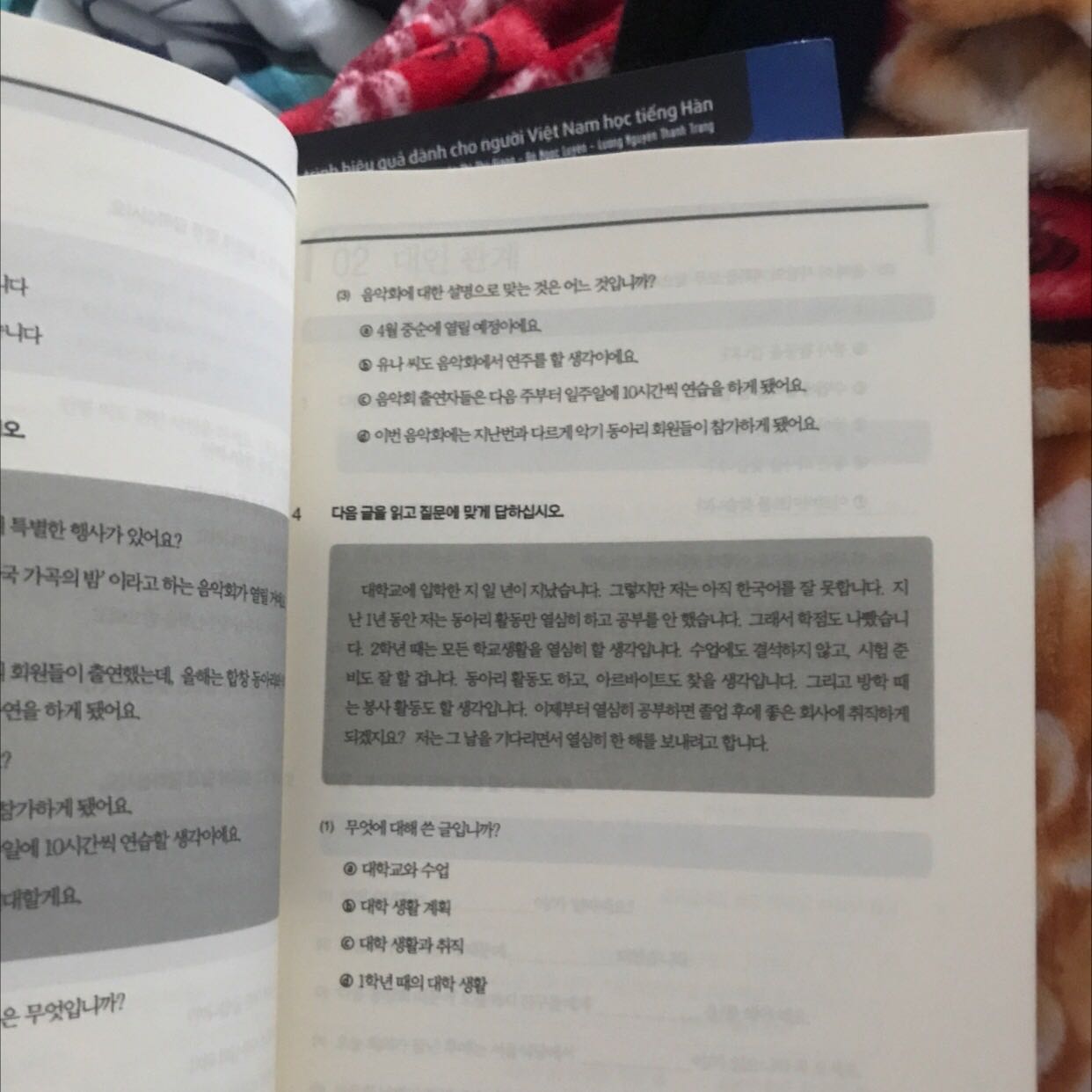 Lúc mới cầm thấy cái hộp ngoài bị móp hên mà sách không sao. Nói chung ok nhưng vẫn mong tiki lần sau cẩn thận hơn. Nội dung sách cũng ok cho mấy bạn muốn tự học tiếng hàn