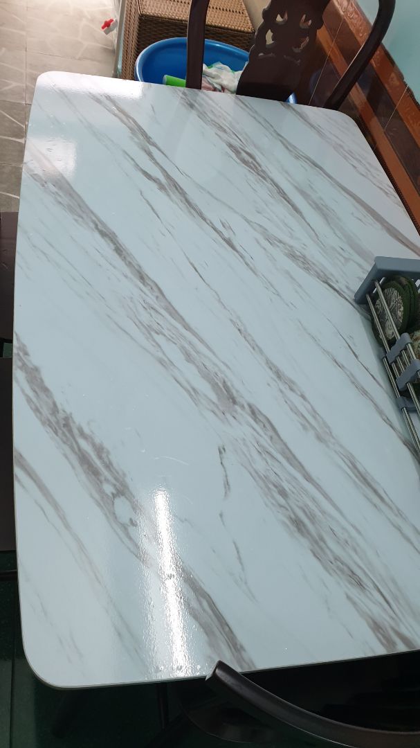 sản phẩm khá tốt, tuy nhiên vận chuyển bị nhăn 2 đầu, mà bị nhăn thì k kéo dãn phẳng ra đc, nên mình cho 4* thôi vậy. mình mua về dán lên cái bàn đá vân y chang như tấm decal nên dán lên rất ok, chống nước tốt, sạch sẽ dễ lau chùi. do mặt đá bị ngấm nc nên dán decal lên để bảo vệ, khá ổn.