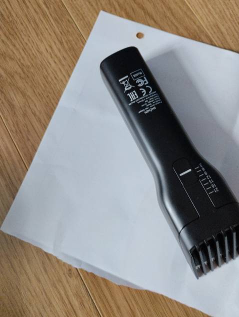 Như mô tả, gọn đẹp. Nhưng mà 2 điểm trừ là nút công tác thiết kế gần cữ và cữ dài từ 1cm trở lên là không chắc chắn nên lúc cắt sẽ : 1 là vô tình tắt máy, 2 là rớt cữ xuống nhỏ hơn làm cắt lẹm vào tóc.