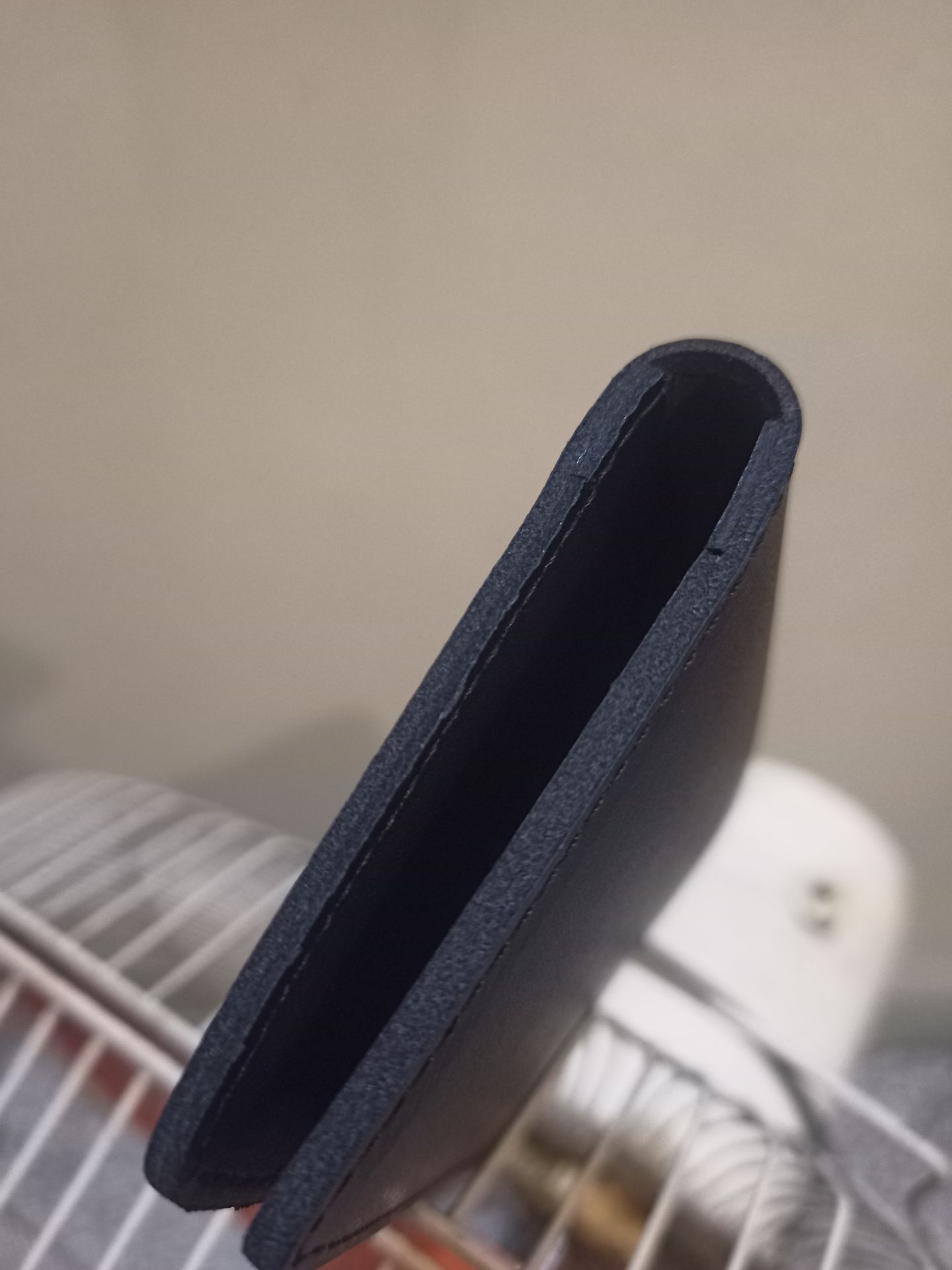 Hàng giả da chứ không phải da thật . Thấy tức giận vì bị *** dối. Mình sẽ không không bao giờ mua hàng trên kiti nữa