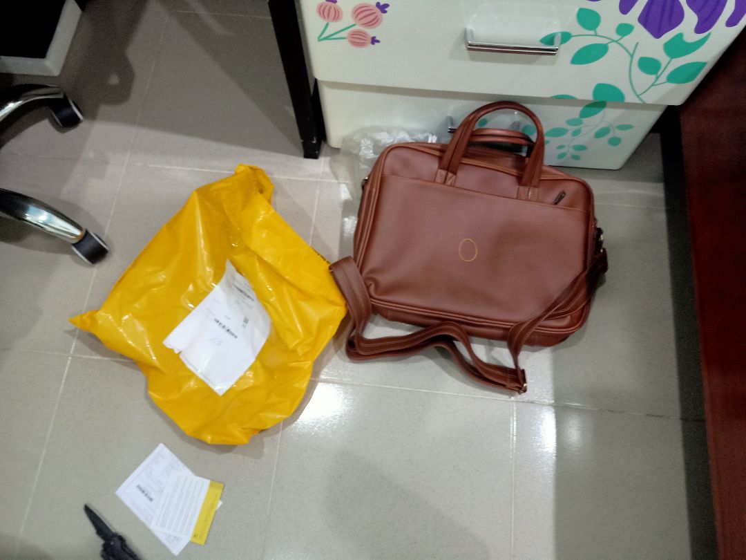 Túi ổn, nhưng không thấy ví đựng name card như trong phần đặt mua. Rất bực mình.