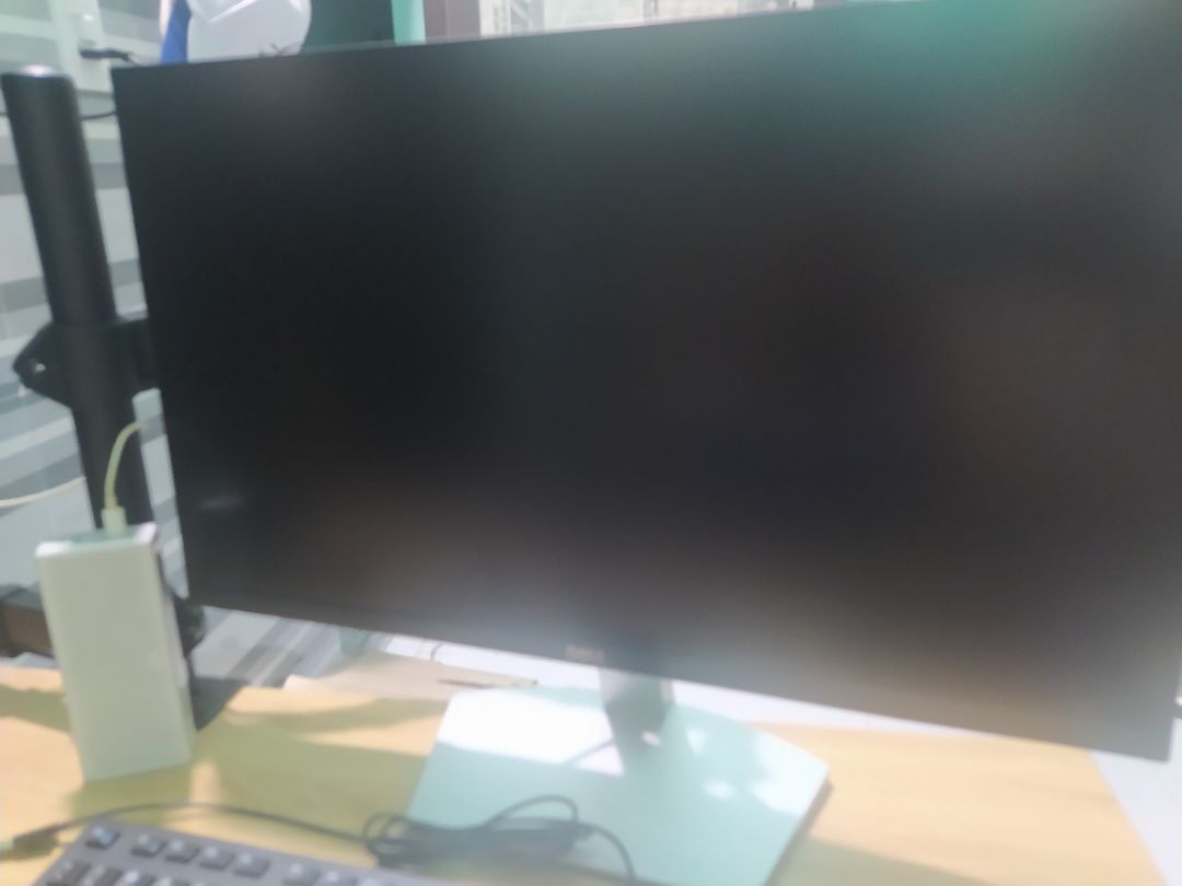 Giao hàng đúng hẹn, đóng gói cẩn thận, chắc chắn. Sản phẩm chất lượng, thiết kế đẹp, nhỏ gọn, hiển thị màu tốt, tuy nhiên mới nhân hàng chưa biêt sử dụng bền hay không, nhưng tin tưởng vào hãng dell này.