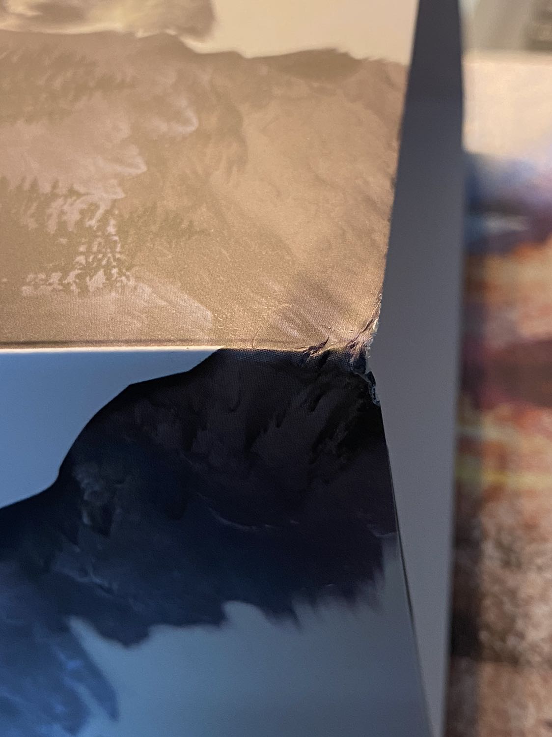 Lúc ra nhận hàng thấy chú shipper cầm cái thùng là em thấy không ổn rùi?!! Carton nó vừa khít với boxset bên trong, thấy carton bị móp góc em sầu ngang luôn, mở ra thì không miếng chống sốc nào hết, bìa áo ngoài với 3 tập đều bị móp góc trên và góc dưới hiccc, nhưng màaa do bìa quá xinh nên khôngg đáng kể là bao đâu ạ, hơi xót xíu thuii