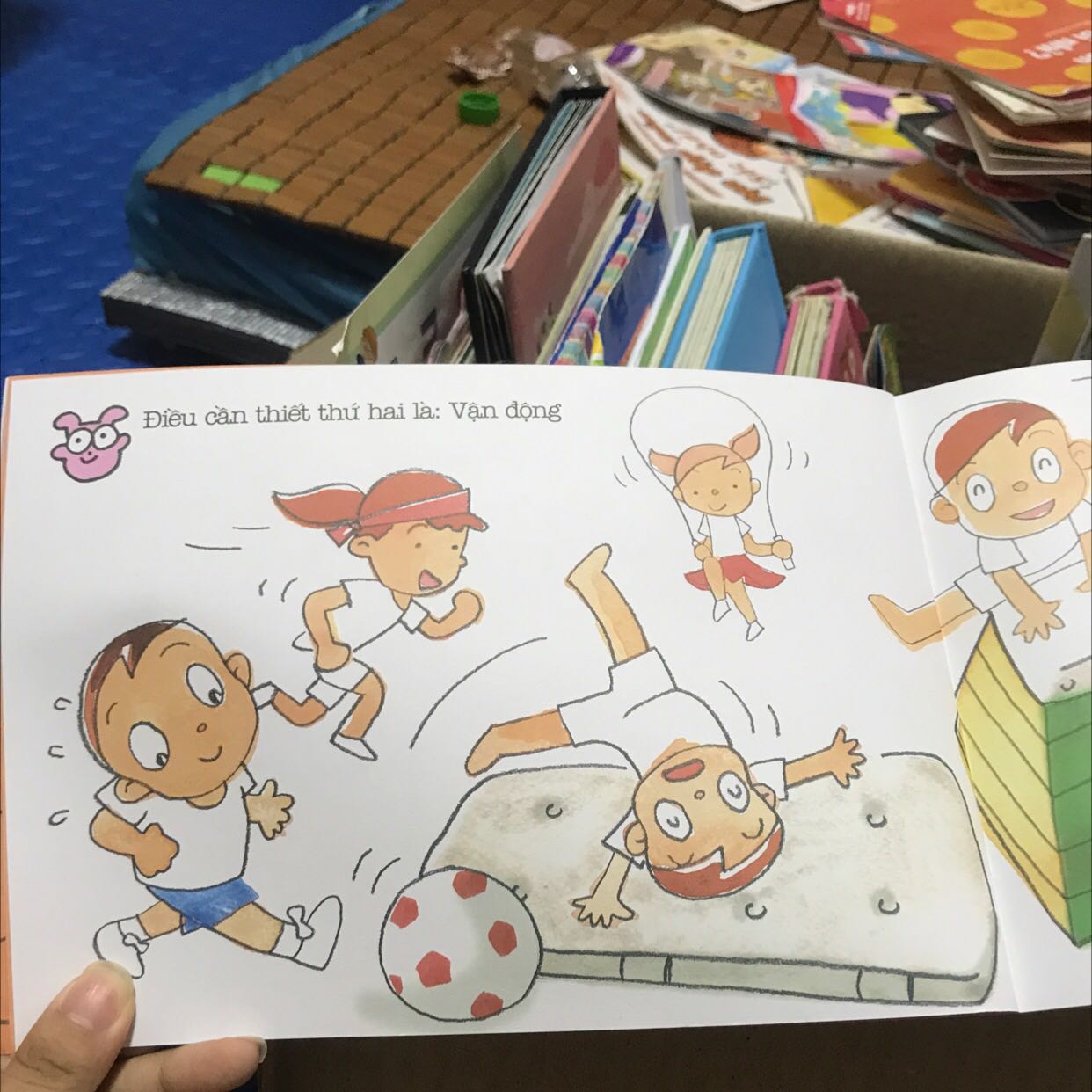 Sách in màu đẹp. Khổ hình chữ nhật. Hình vẽ dễ thương. Bé rất thích