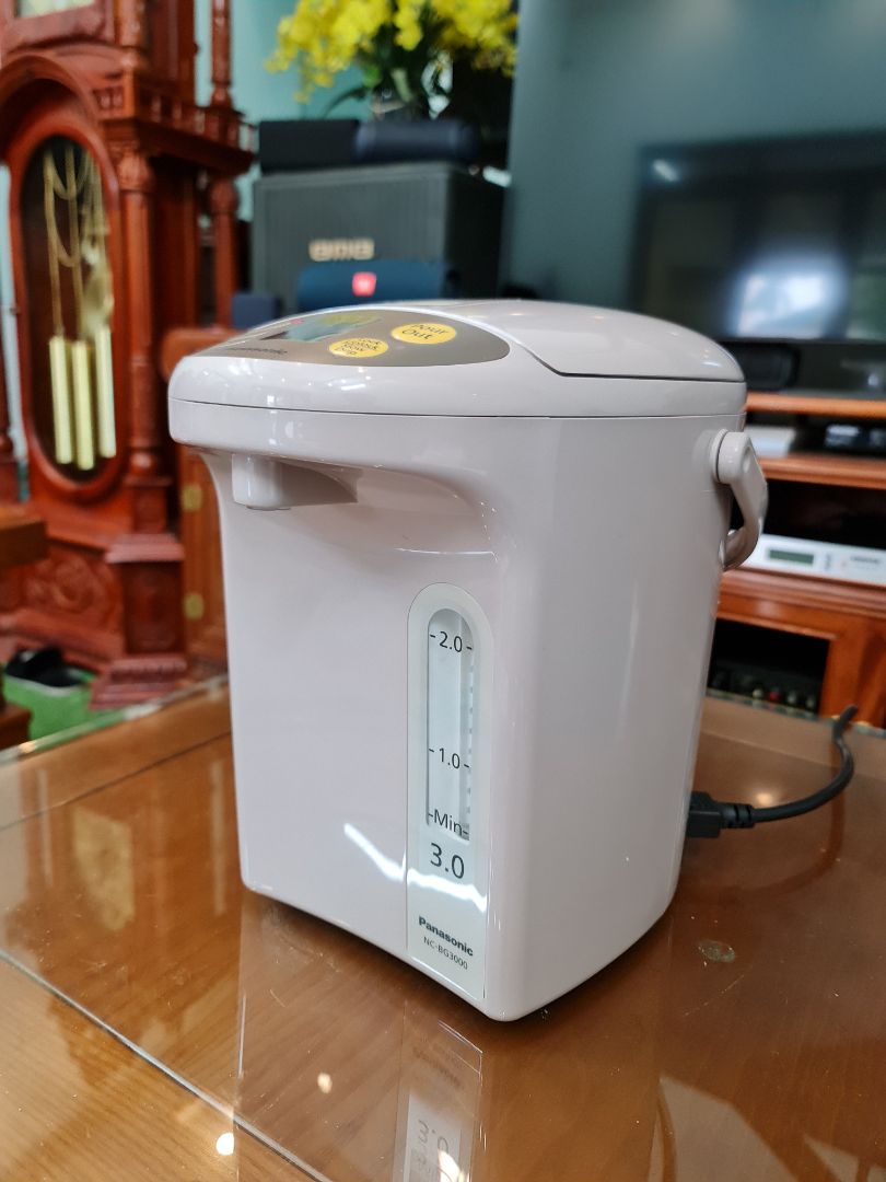 Quý Shop giao hàng nhanh. Sản phẩm chính hãng. Mức độ hoàn thiện tốt, màu sắc nhã nhặn. Chức năng thông minh. Đun đầy bình 3 lít đạt mức sôi 100°C hết khoảng 19 phút. Có phiếu bảo hành chính hãng kèm theo. Giá thành hợp lý. An toàn khi sử dụng. Tôi đánh giá cao và sẽ luôn ủng hộ Quý Shop & Quý Tiki ! Trân trọng!