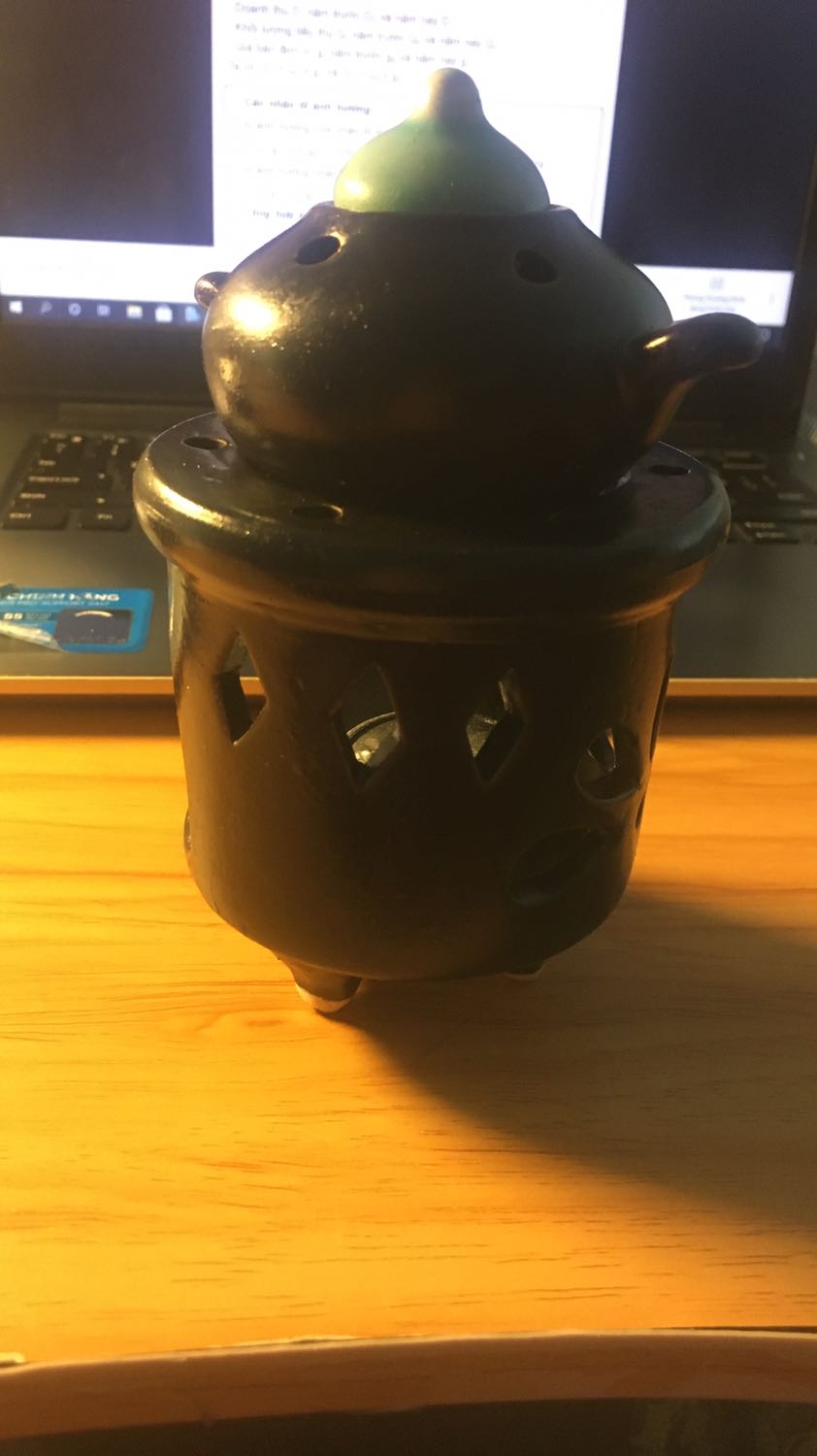 Đẹp, mỗi tội đế 3 chân hơi lệch, dễ đổ phải kê thêm để dễ sử dụng.