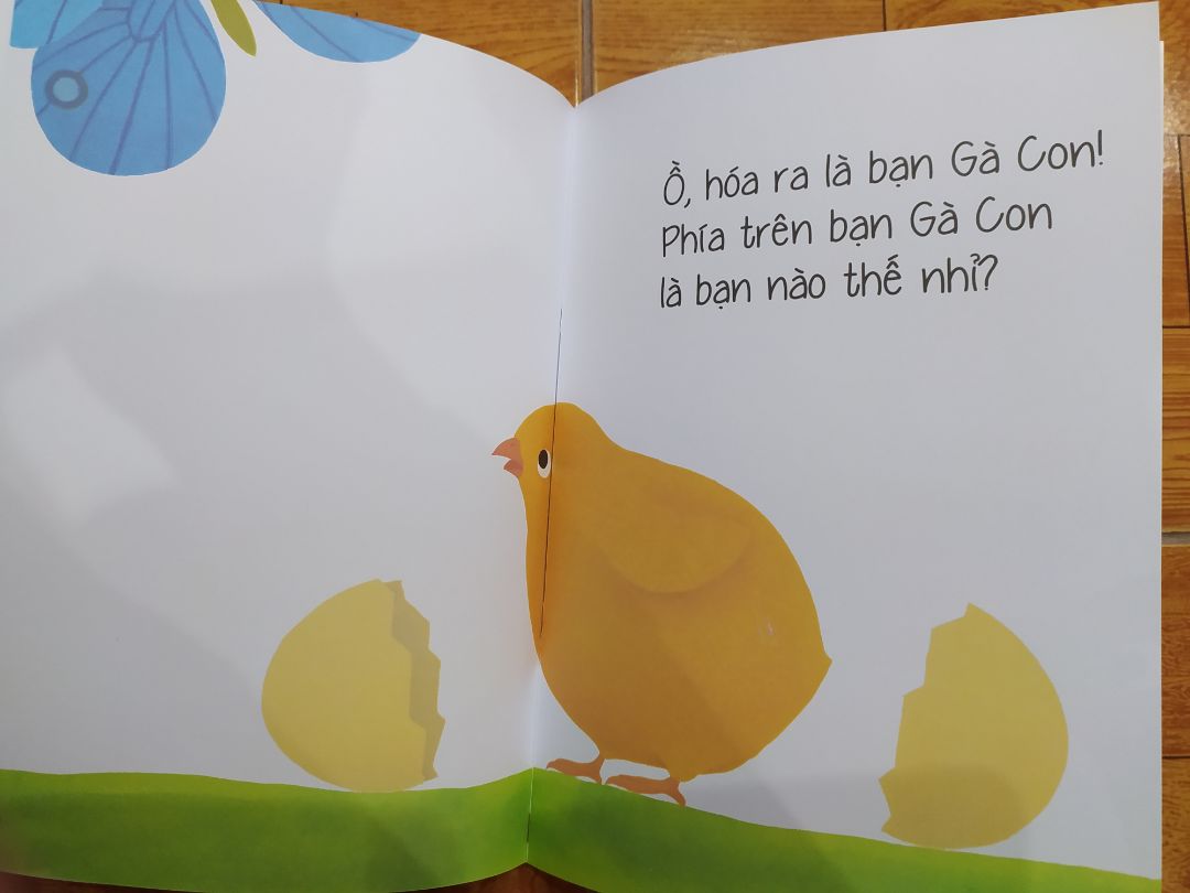 Bộ sách đẹp, hình vẽ đáng yêu, nhiều màu sắc, sinh động. Nội dung truyện đơn giản, mô típ lặp lại, dễ hiểu, phù hợp cho lứa tuổi em bé như trong mô tả.
Điểm trừ: Giấy cứng, bề mặt nhám chứ không mượt như bộ khác; sách cứng mà góc trang để nhọn thì có phần nguy hiểm cho trẻ, và khi mở, lật sách hơi khó khăn, ở một số chỗ hình vẽ trình bày dàn trải trên 2 trang thì có phần khó để nhìn được trọn.
Tuy nhiên, mua được với giá tốt nên mình hài lòng. Tiki giao hàng rất nhanh, chuyên nghiệp. Mình rất cảm ơn. Bộ sách đẹp, hình vẽ đáng yêu, nhiều màu sắc, sinh động. Nội dung truyện đơn giản, mô típ lặp lại, dễ hiểu, phù hợp cho lứa tuổi em bé như trong mô tả.
Điểm trừ: Giấy cứng, bề mặt nhám chứ không mượt như bộ khác; sách cứng mà góc trang để nhọn thì có phần nguy hiểm cho trẻ, và khi mở, lật sách hơi khó khăn, ở một số chỗ hình vẽ trình bày dàn trải trên 2 trang thì có phần khó để nhìn được trọn.
Tuy nhiên, mua được với giá tốt nên mình hài lòng. Tiki giao hàng rất nhanh, chuyên nghiệp. Mình rất cảm ơn.