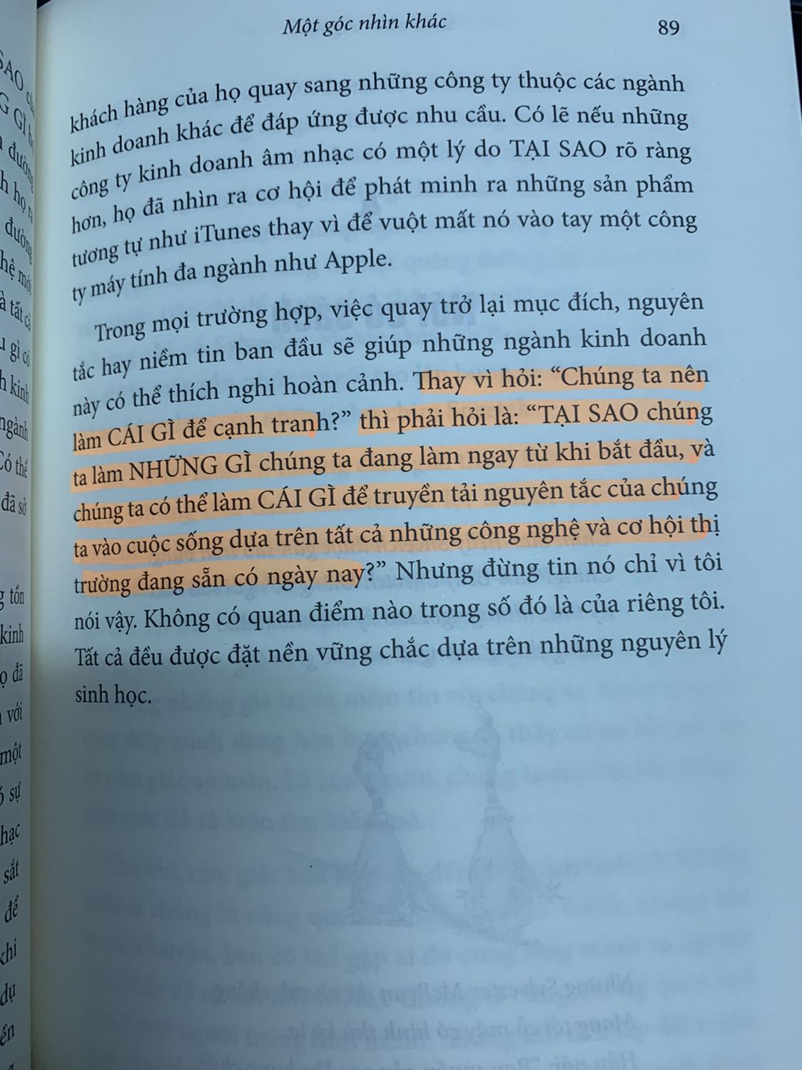 /Thật sự rất ấn tượng với câu nói "people dont buy what you do, people buy why you do it" trong quyển sách này. Tác giả phân tích rất kỹ từ câu hỏi what/how/why và luôn nhấn mạnh câu hỏi TẠI SAO. Lấy ví dụ từ những câu chuyện của Apple, hãng hàng không Southwest, Anh em nhà Wright,... quá đỉnh r. 1 cuốn sách thiên về tư duy khác biệt đáng đọc là đây! Vote cho sách 5 sao. Post 1 số trang cho mọi ng đọc thử.
Về tiki thì giao hàng nhanh, sản phẩm tốt và mới rất là ok lahhh :)